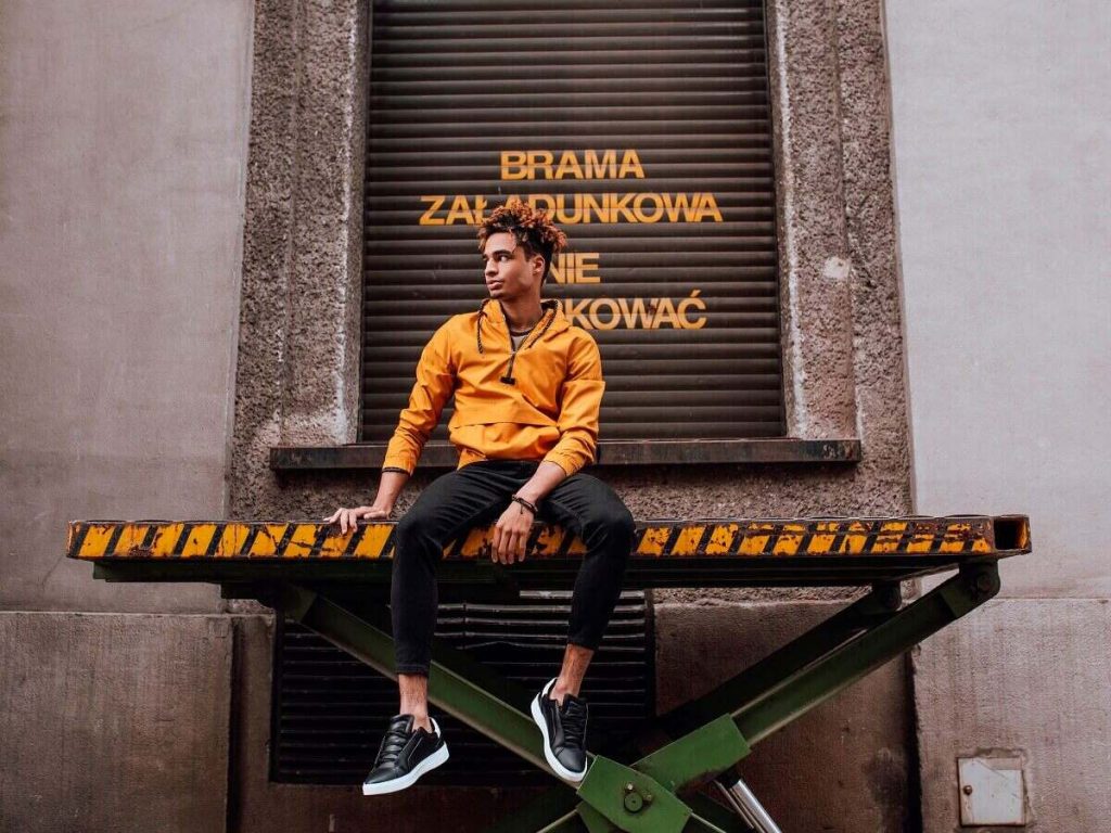 Wyprzedaż zimowej odzieży męskiej oferuje męskie kurtki