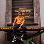 Męska stylizacja miejska z kurtką i spodniami