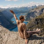 Swetry na jesień w modnych kolorach – Najmodniejsze swetry damskie z golfem na chłody