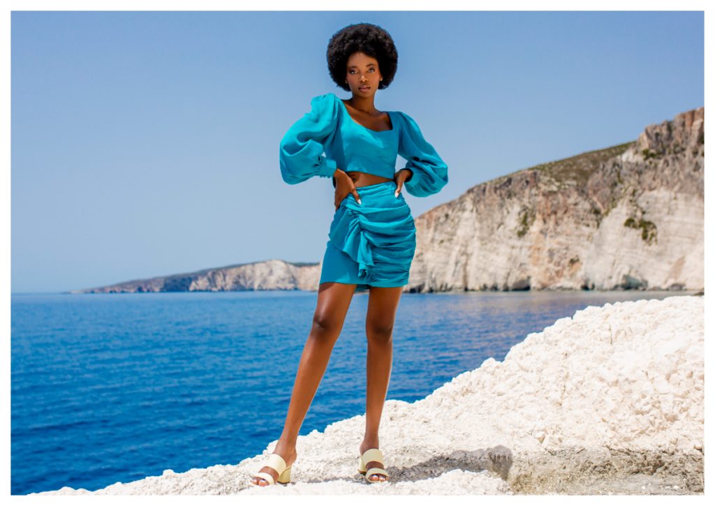 Niebieska stylizacja monochromatyczna złożona z bluzki i spódnicy