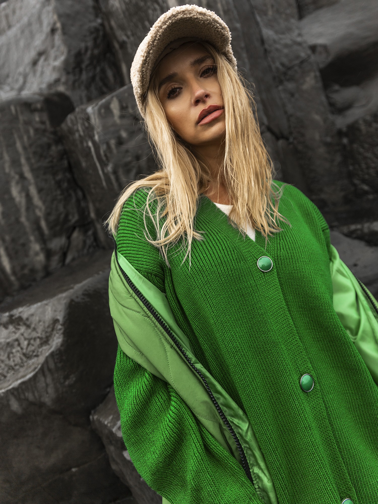 Gdzie kupić modne swetry na jesień? Jakie są modne swetry – trendy na nadchodzące sezony w eButik