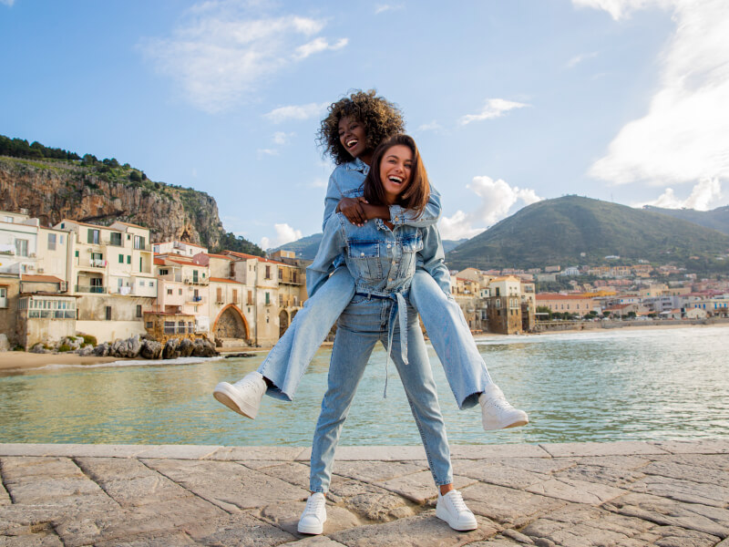 Odkryj najmodniejsze spodnie jeans w hurcie