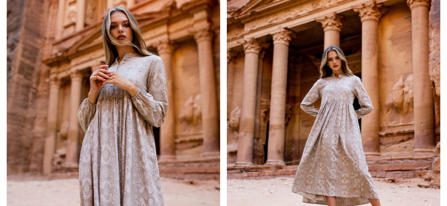 Ażurowa długa sukienka w kolorze beżowym z długimi rękawami