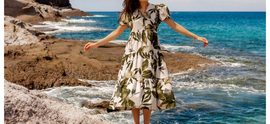 Długa sukienka na lato w zielone kwiaty