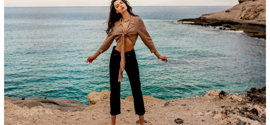 Brązowa bluzka na lato z wiązaniem