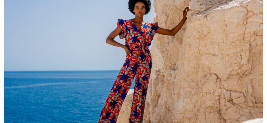 Stylizacja na rozpoczęcie roku z kombinezonem z krótkim rękawem