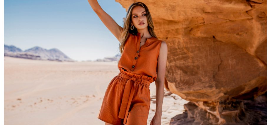 Brązowy kombinezon bez rękawów z guzikami i paskiem