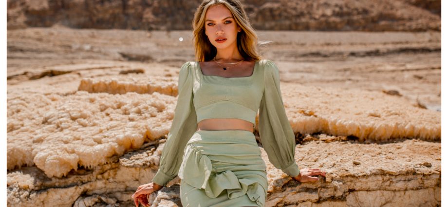 Total look składający się ze spódnicy z falbaną i bluzki z długim rękawem