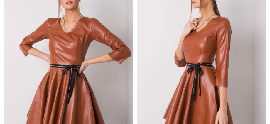 Sukienka z ekoskóry w kolorze brązowym z czarnym paskiem