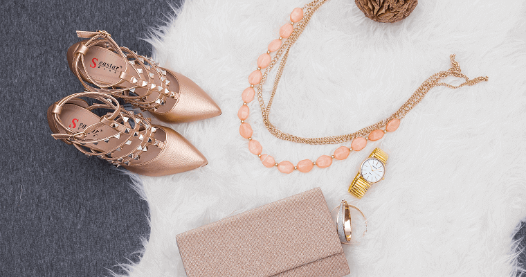 biżuteria w kolorze butów