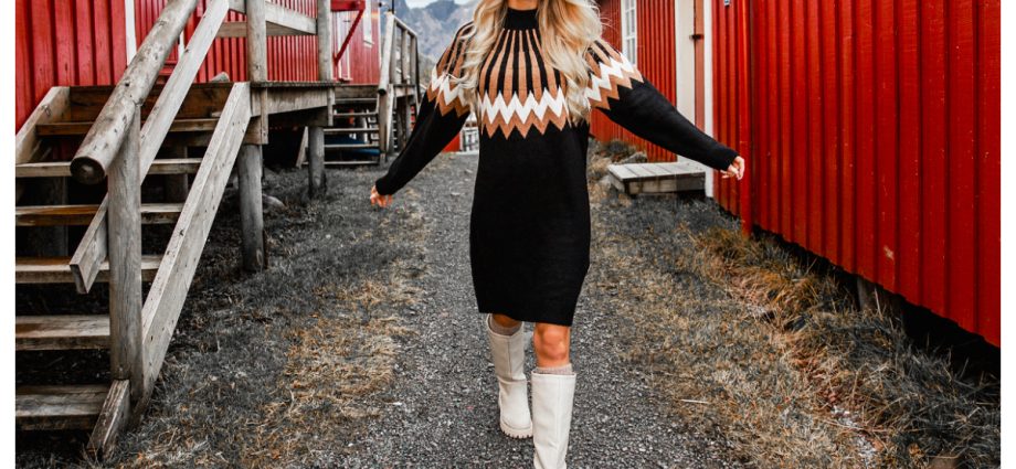 Czarna sweterkowa sukienka w hurcie z printem