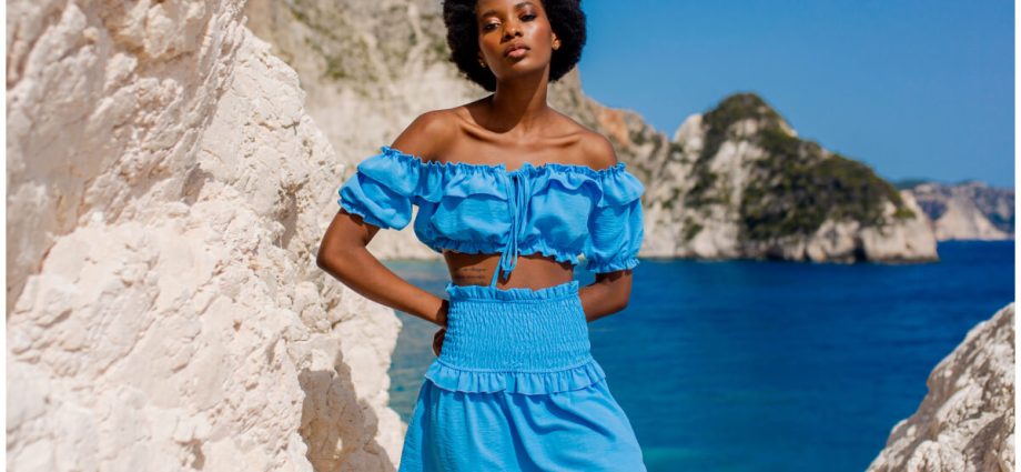 Błękitne bluzki boho z bufkami na ramionach i falbaną na dekolcie