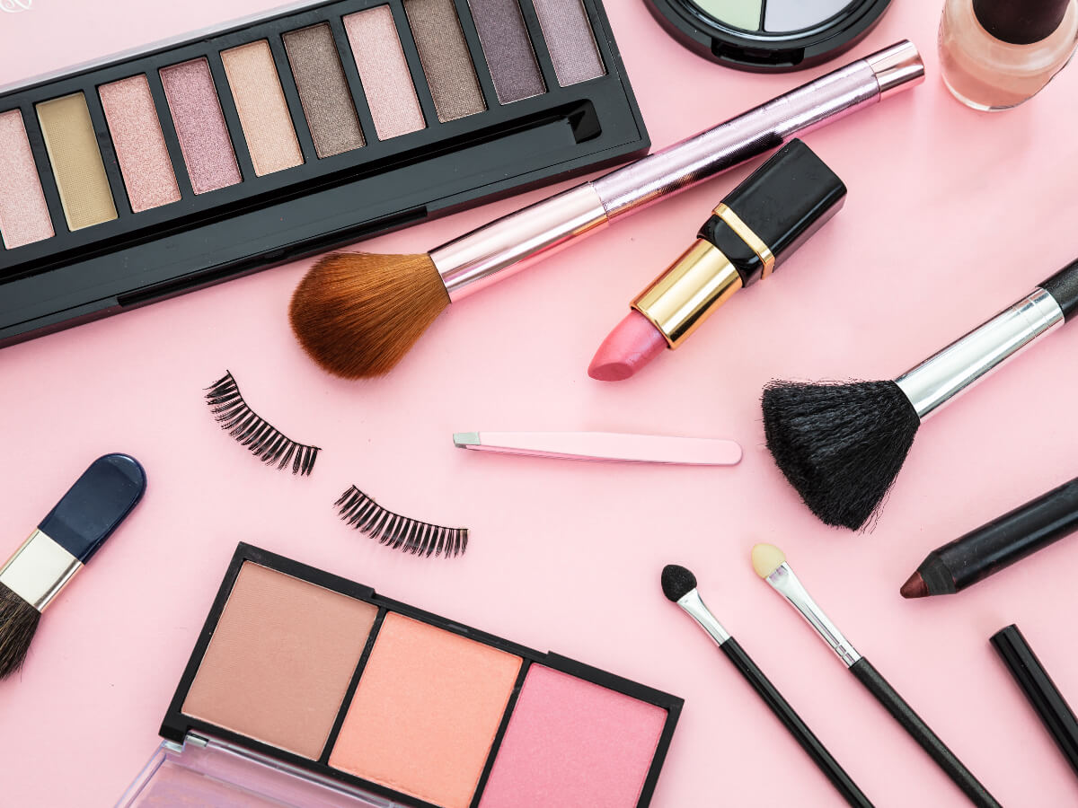 Bronzer, róż i rozświetlacz – o konturowaniu