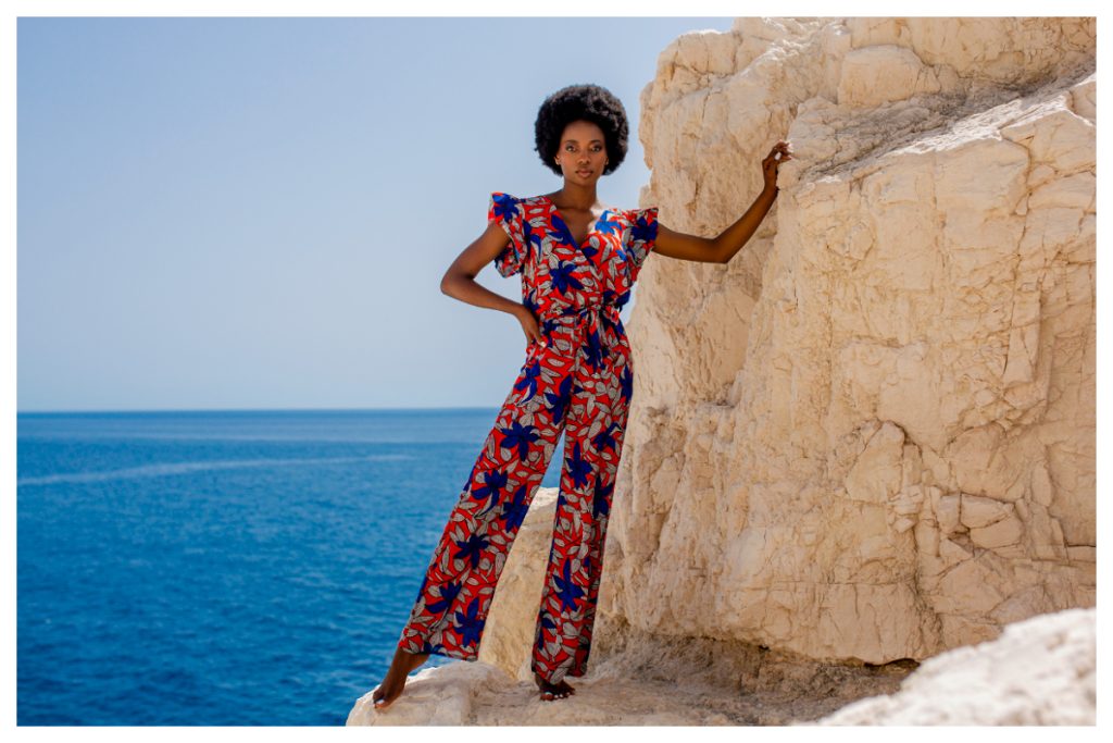 Stylizacja na rozpoczęcie roku z kombinezonem z krótkim rękawem