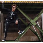 Modna męska bluza bez kaptura w czarnym kolorze