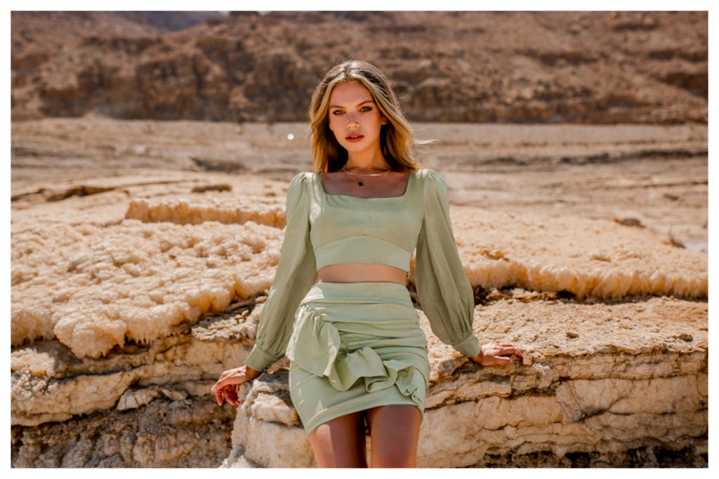 Total look składający się ze spódnicy z falbaną i bluzki z długim rękawem