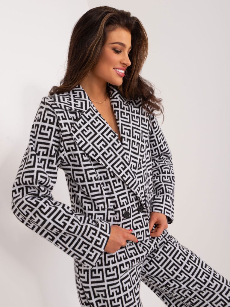 W tym sezonie modny będzie elegancki zestaw uszyty z materiału w geometryczny wzór W tym sezonie modny będzie elegancki zestaw uszyty z materiału w geometryczny wzór