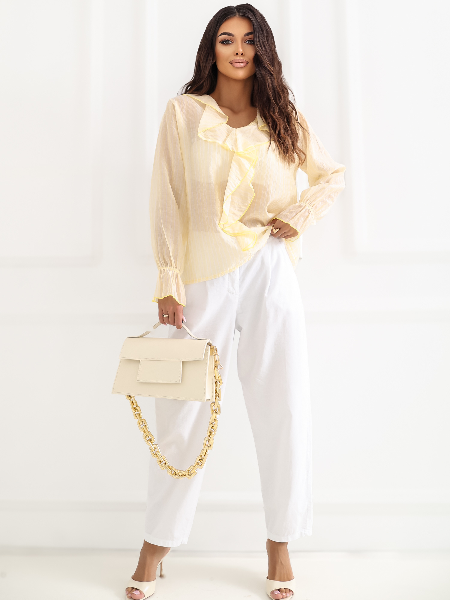 Luźne bluzki w stylizacjach na lato. Fajne Stylizacje z modnymi bluzkami damskimi na wakacje.