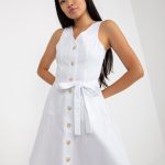 ubrania z białego jeansu