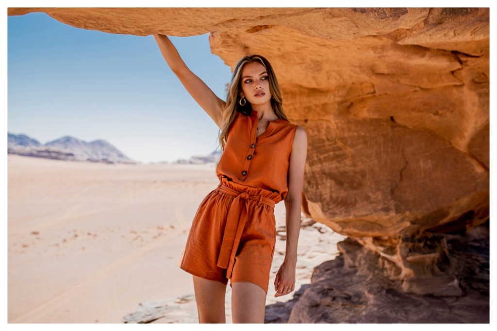 Brązowy kombinezon bez rękawów z guzikami i paskiem