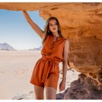 Kombinezon damski w kolorze camelowym w letniej stylizacji