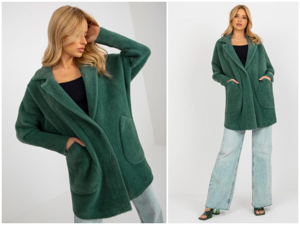 Luźny płaszcz z alpaki w kolorze butelkowej zieleni.