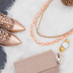 biżuteria w kolorze butów