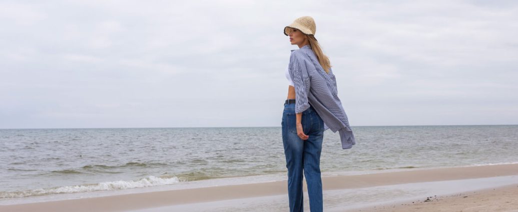 Bawełniana koszula w paski w stylizacji na lato z jeansami.