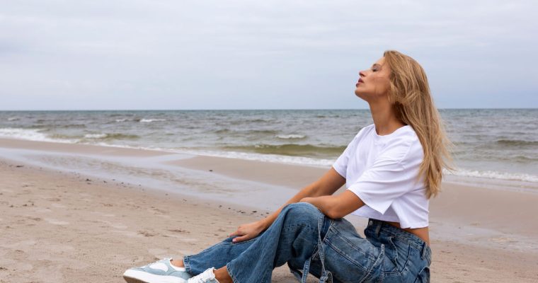 Modne fasony jeansów damskich do stylizacji na lato.