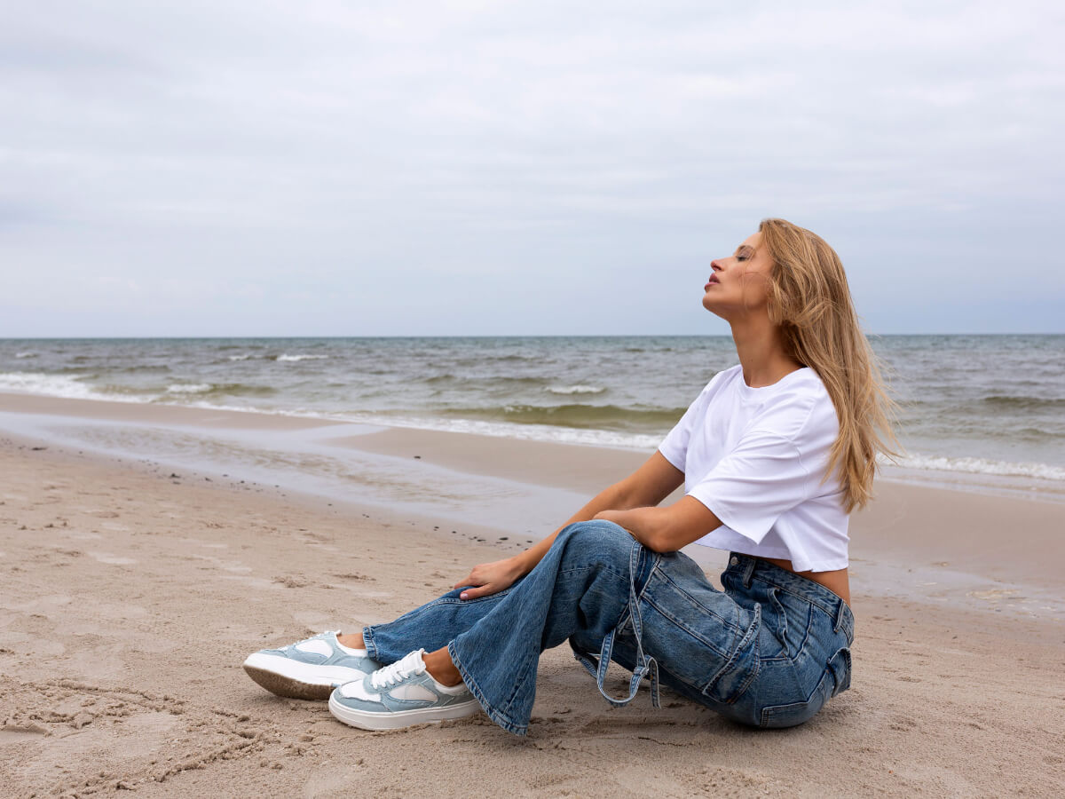 Modne fasony jeansów damskich do stylizacji na lato.