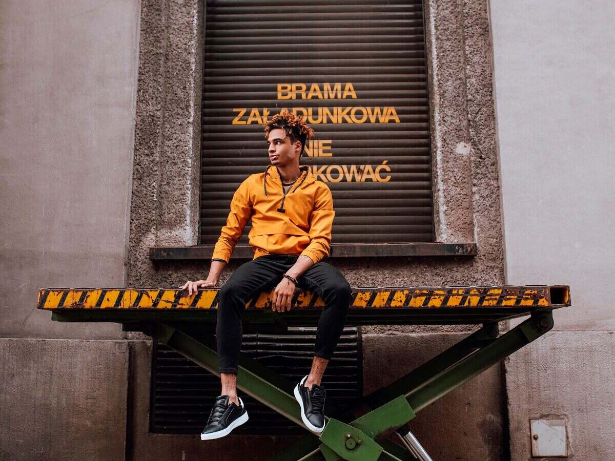 Wyprzedaż zimowej odzieży męskiej oferuje męskie kurtki