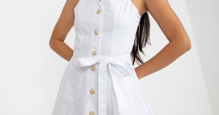 ubrania z białego jeansu