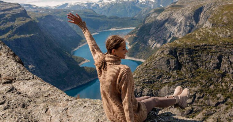 Swetry na jesień w modnych kolorach - Ciepły zimowy golf damski w stylizacji na jesień