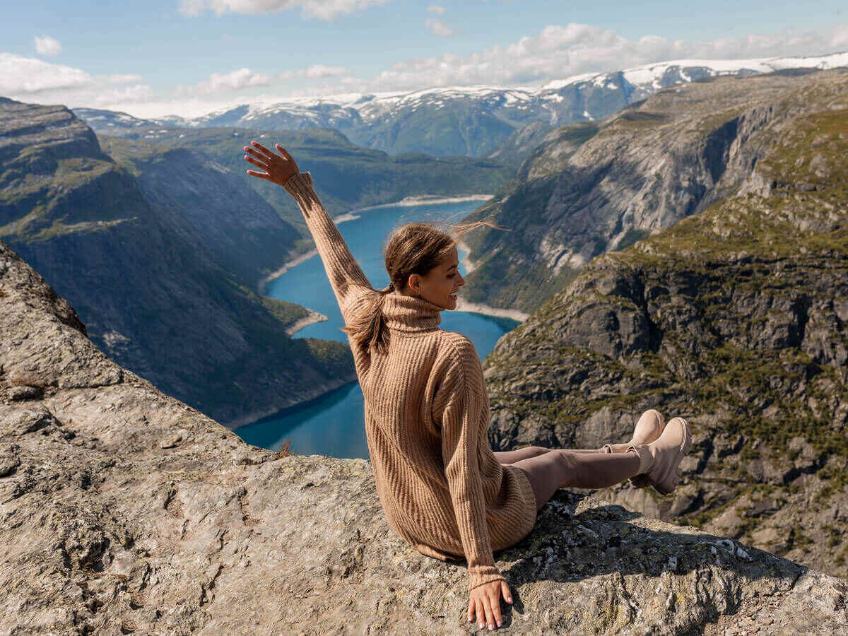 Swetry na jesień w modnych kolorach - Ciepły zimowy golf damski w stylizacji na jesień