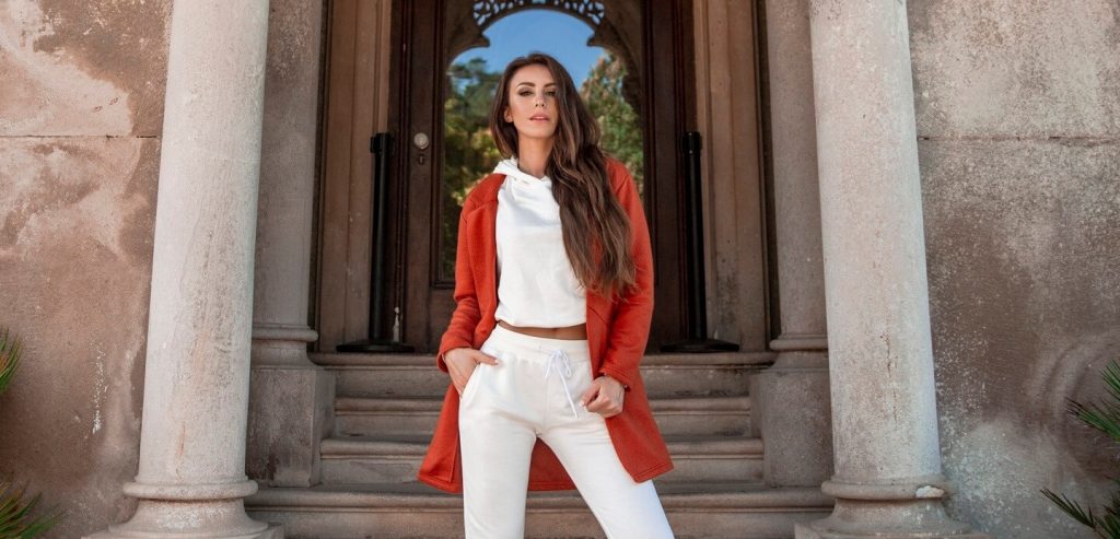 Modne ubrania basic – wygodne komplety