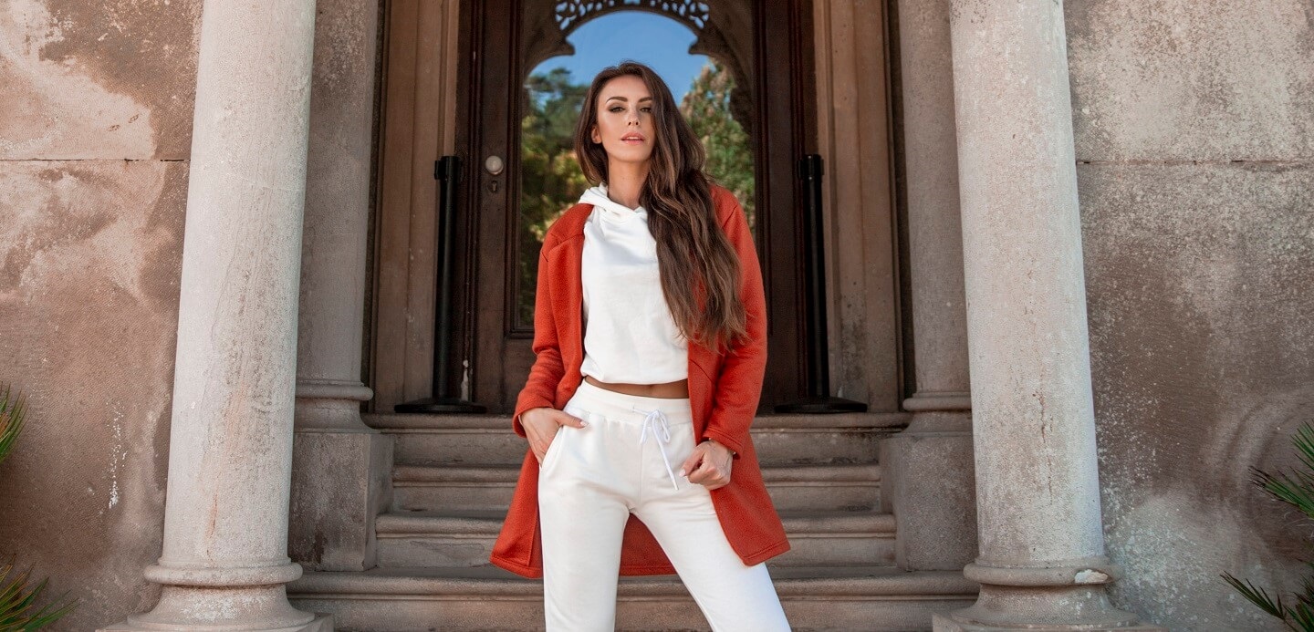 Modne ubrania basic – wygodne komplety