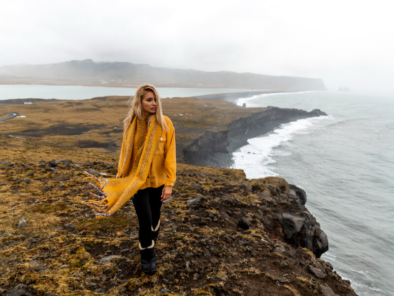 W jakich hurtowniach zamawiać odzież do butiku? Krótki przewodnik dla sklepów internetowych