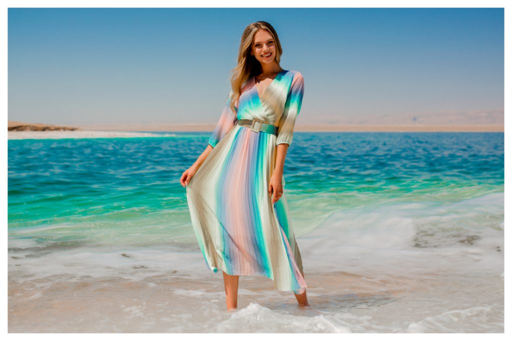 Długa sukienka ombre z długimi rękawami i paskiem