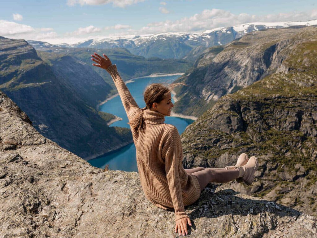 Swetry na jesień w modnych kolorach - Ciepły zimowy golf damski w stylizacji na jesień