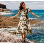 Rozkloszowana długa biała sukienka