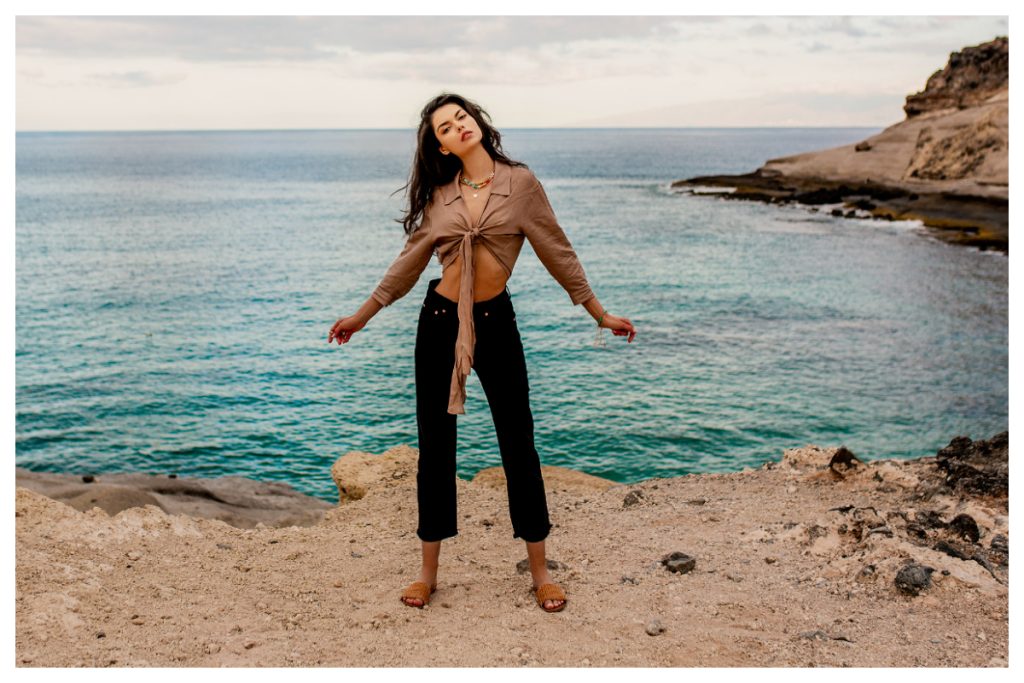 Brązowa bluzka na lato z wiązaniem