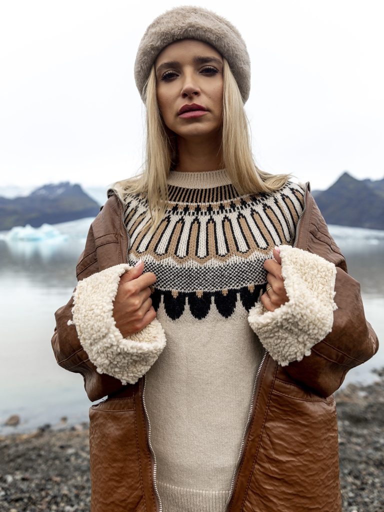 Swetry zimowe z eButik - modne wzory splotów