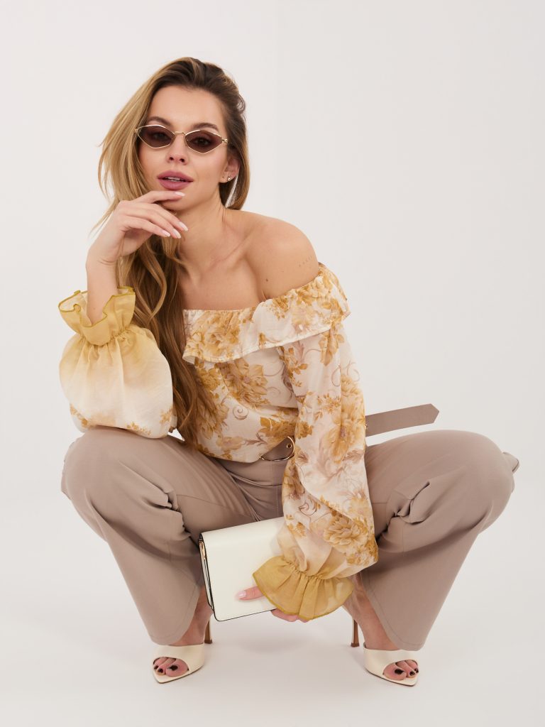 Najmodniejsze bluzki damskie sezonu