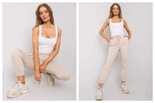 Stylizacje ice cream cone look z beżowymi spodniami i białym topem