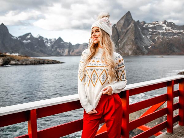 Stylowe i uniwersalne świąteczne sweterki damskie