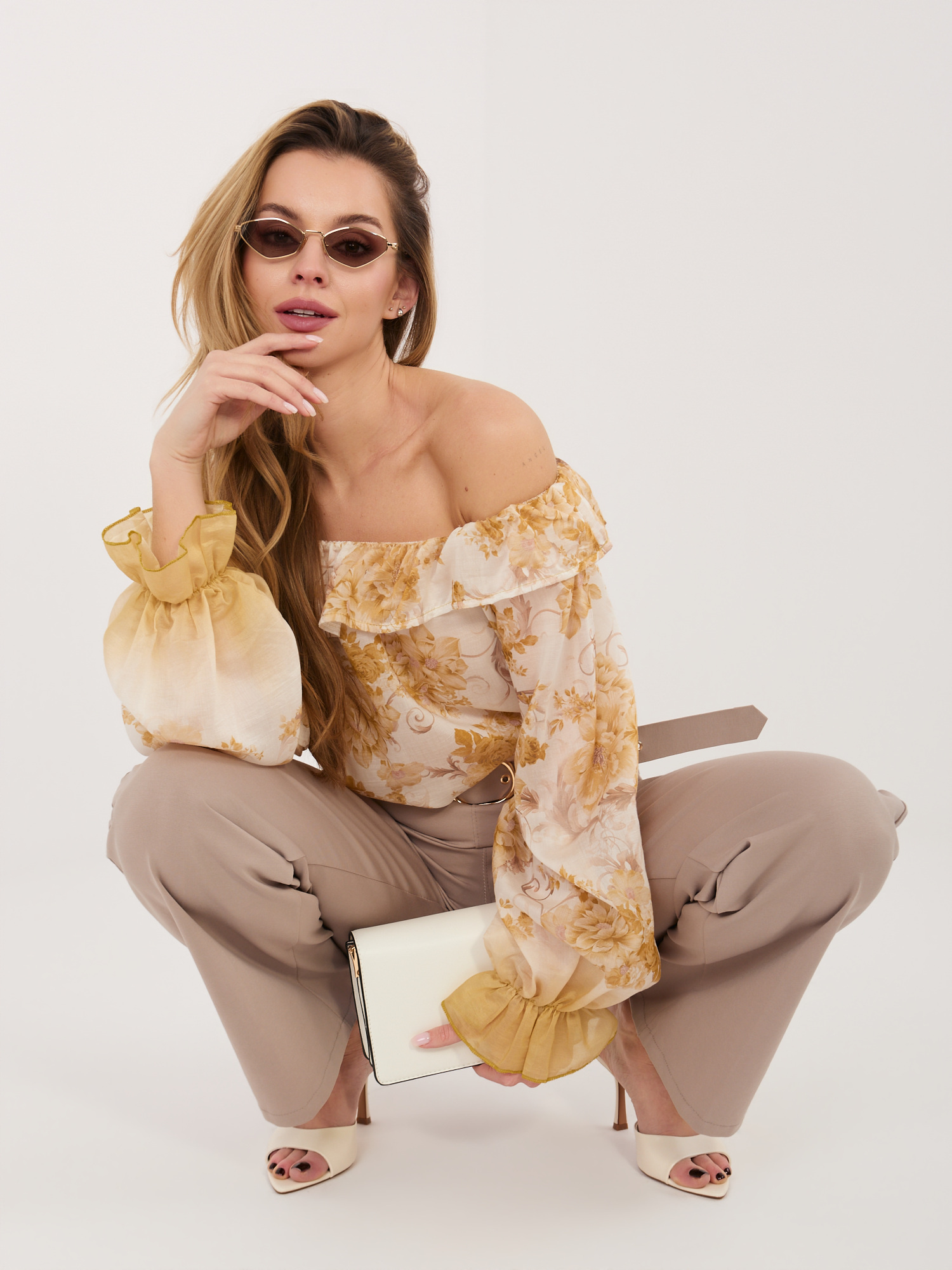 Najmodniejsze bluzki damskie sezonu – co warto założyć?