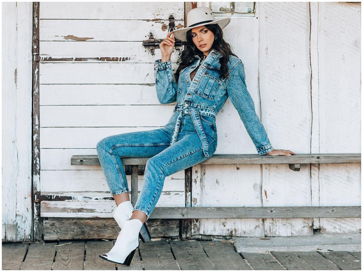 jeansowy kombinezon należy do modnego denimu ze sklepu ebutik.pl