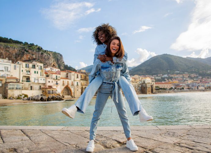 Odkryj najmodniejsze spodnie jeans w hurcie